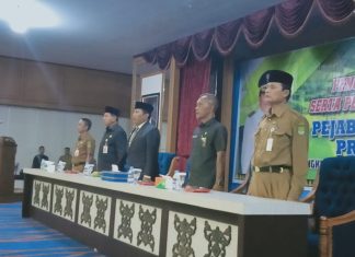 16 Pejabat Esselon II Rohul Dilantik Bupati Rohul, H Sukiman didampingi Sekda Rohul, H Abdul Haris, Inspektur Inspektorat, Elfiskar, Plt Asisten III, Dipendri dan Ketua Pengadilan Negeri Pasirpengaraian, Sunoto SH tengah melaksanakan pelantikan 16 pejabat esselon II di Lingkungan Pemkab Rohul