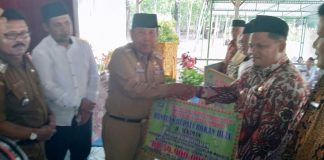 Pemda Rohul, Melalui Bupati Bagi-Bagi Bantuan Ke Beberapa Masjid di Desa Mahato