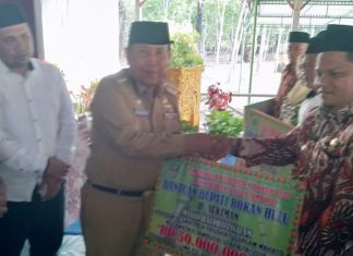 Pemda Rohul, Melalui Bupati Bagi-Bagi Bantuan Ke Beberapa Masjid di Desa Mahato