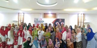 Dibuka WR I, Prodi Kebidanan UPP Gelar Pelatihan Preseptor Mentor Usai membuka acara, Wakil Rektor I UPP, Rivi Antoni MPd foto bersama dengan peserta dan pemateri dari AIPKIND Pusat