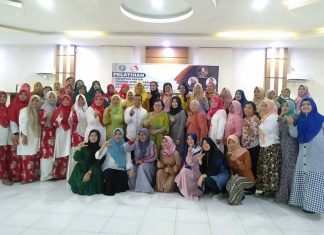 Dibuka WR I, Prodi Kebidanan UPP Gelar Pelatihan Preseptor Mentor Usai membuka acara, Wakil Rektor I UPP, Rivi Antoni MPd foto bersama dengan peserta dan pemateri dari AIPKIND Pusat