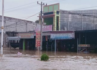 Banjir Di Jalan Tuanku Tambusai Membuat Ratusan Toko Tutup dan Mengalami Kerugian