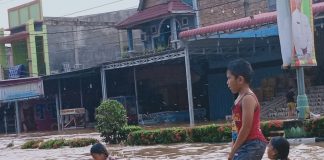 Anak-Anak “Bahagia” Dengan Adanya Banjir