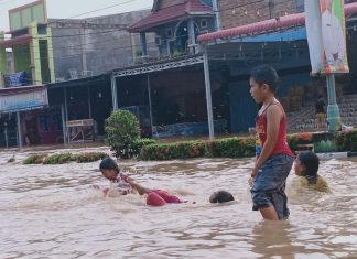Anak-Anak “Bahagia” Dengan Adanya Banjir