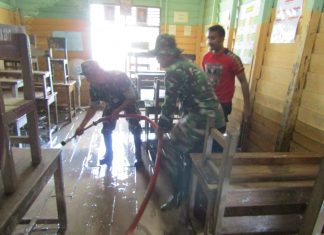 Lepas Banjir, TNI POLRI, BPBD dan Damkar Rohul Gotong Royong Bersihkan Sekolah dan Masjid