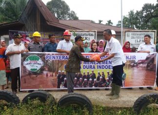 PT EDI Bagikan Ratusan Paket Sembako ke Warga Korban Banjir
