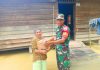 Babinsa TNI Koramil 10 Kunto Darussalam Bantu Masyarakat Korban Banjir
