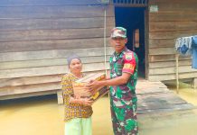 Babinsa TNI Koramil 10 Kunto Darussalam Bantu Masyarakat Korban Banjir