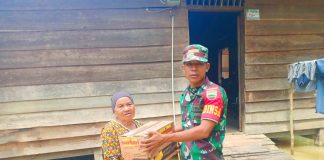 Babinsa TNI Koramil 10 Kunto Darussalam Bantu Masyarakat Korban Banjir