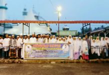 Tuan Guru Besilam Langkat dan Ratusan Jamaah Doakan Hamulian Terpilih Jadi Bupati Rohul ratusan jamaah Tarikat Naqsabandiyah Kabupaten Rokan Hulu (Rohul) foto bersama dengan jamaah Tarikat Naqsabandiyah Besilam Langkat usai ziarah ke makam almarhum tuan guru Syekh Hasyim Al Syarwani