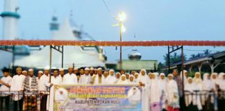 Tuan Guru Besilam Langkat dan Ratusan Jamaah Doakan Hamulian Terpilih Jadi Bupati Rohul ratusan jamaah Tarikat Naqsabandiyah Kabupaten Rokan Hulu (Rohul) foto bersama dengan jamaah Tarikat Naqsabandiyah Besilam Langkat usai ziarah ke makam almarhum tuan guru Syekh Hasyim Al Syarwani