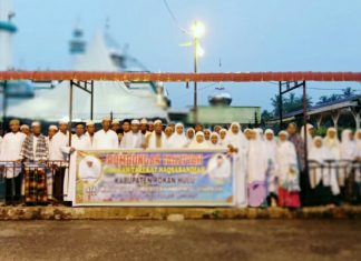 Tuan Guru Besilam Langkat dan Ratusan Jamaah Doakan Hamulian Terpilih Jadi Bupati Rohul ratusan jamaah Tarikat Naqsabandiyah Kabupaten Rokan Hulu (Rohul) foto bersama dengan jamaah Tarikat Naqsabandiyah Besilam Langkat usai ziarah ke makam almarhum tuan guru Syekh Hasyim Al Syarwani