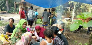 Anggota DPRD Rohul Bantu dan Masak Bersama Warga Korban Banjir Anggota DPRD Rohul, Hj Hasmeri Yulinawati atau Memey (Jilbab Hijau) tengah memasak bersama warga terkena banjir