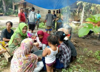 Anggota DPRD Rohul Bantu dan Masak Bersama Warga Korban Banjir Anggota DPRD Rohul, Hj Hasmeri Yulinawati atau Memey (Jilbab Hijau) tengah memasak bersama warga terkena banjir