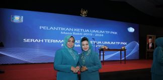 Ucap Selamat, Ketua TP PKK Rohul Hadiri Pelantikan Ketua Umum TP PKK Pusat Ketua TP PKK Rohul, Hj Peni Herawati Sukiman foto bersama dengan Ketua Umum TP PKK Pusat, Tri Suswati masa Bhakti 2019-2024