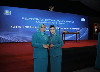 Ucap Selamat, Ketua TP PKK Rohul Hadiri Pelantikan Ketua Umum TP PKK Pusat Ketua TP PKK Rohul, Hj Peni Herawati Sukiman foto bersama dengan Ketua Umum TP PKK Pusat, Tri Suswati masa Bhakti 2019-2024