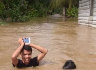 Banjir Hingga Sedada Orang Dewasa, Warga Desa Babussalam Rohul Mengungsikan Diri