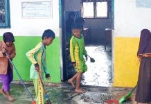 Banjir Mulai Surut, Guru dan Siswa di Rohul Bersihkan Ruang Kelas dari Lumpur Siswa SDN 10 Rambah terlihat tengah membersihkan lumpur yang berada di kelasnya