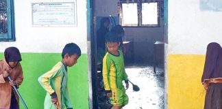 Banjir Mulai Surut, Guru dan Siswa di Rohul Bersihkan Ruang Kelas dari Lumpur Siswa SDN 10 Rambah terlihat tengah membersihkan lumpur yang berada di kelasnya