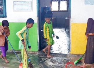 Banjir Mulai Surut, Guru dan Siswa di Rohul Bersihkan Ruang Kelas dari Lumpur Siswa SDN 10 Rambah terlihat tengah membersihkan lumpur yang berada di kelasnya