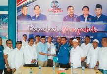 Kembalikan Formulir Pendaftaran, Bang Pican Siap Berjuang Bersama Demokrat Afrizal Anwar alias Pican menyerahkan formulir kepada Ketua Tim Penjaringan Partai Demokrat Rohul, Hamdan SE