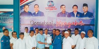 Kembalikan Formulir Pendaftaran, Bang Pican Siap Berjuang Bersama Demokrat Afrizal Anwar alias Pican menyerahkan formulir kepada Ketua Tim Penjaringan Partai Demokrat Rohul, Hamdan SE