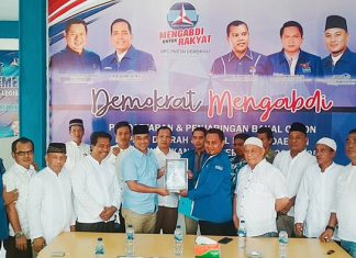 Kembalikan Formulir Pendaftaran, Bang Pican Siap Berjuang Bersama Demokrat Afrizal Anwar alias Pican menyerahkan formulir kepada Ketua Tim Penjaringan Partai Demokrat Rohul, Hamdan SE