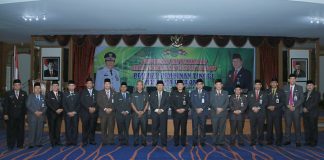 16 JPT Telah Dilantik, Eselon II Rohul Segera Laksanakan Sertijab Bupati Rohul, H Sukiman didampingi Sekda, H Abdul Haris SSos MSi foto bersama dengan 16 JTP dilingkungan pemkab Rohul