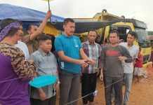 Meski Terendam Banjir, Warga Bonai Darussalam Gelar Lomba Pacu Sampan Kades Sontang, Zulfahrianto SE saat membuka Lomba Pacu Sampan