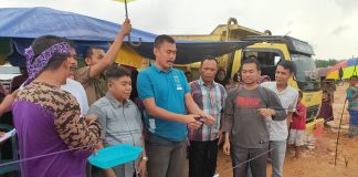 Meski Terendam Banjir, Warga Bonai Darussalam Gelar Lomba Pacu Sampan Kades Sontang, Zulfahrianto SE saat membuka Lomba Pacu Sampan