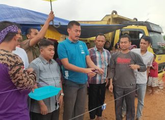 Meski Terendam Banjir, Warga Bonai Darussalam Gelar Lomba Pacu Sampan Kades Sontang, Zulfahrianto SE saat membuka Lomba Pacu Sampan