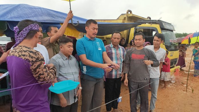 Kades Sontang, Zulfahrianto SE saat membuka Lomba Pacu Sampan