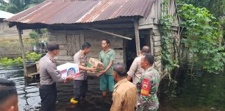 Kapolres Rohul Turun Langsung Untuk Monitoring dan berikan Bantuan Kepada korban Bencana Banjir di Bonai Darussalam