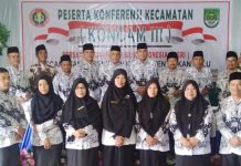 PGRI Rohul Dukung Cabup yang Komit Tingkatkan Mutu Pendidikan dan Kesejahteraan Guru Ketua PGRI Rohul, DR Adolf Bastian MPd usai acara foto bersama dengan pengurus PGRI Kecamatan Kepenuhan