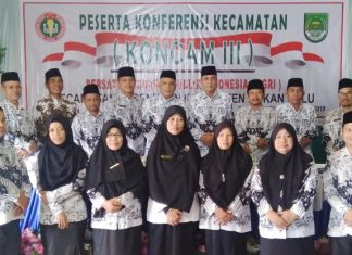 PGRI Rohul Dukung Cabup yang Komit Tingkatkan Mutu Pendidikan dan Kesejahteraan Guru Ketua PGRI Rohul, DR Adolf Bastian MPd usai acara foto bersama dengan pengurus PGRI Kecamatan Kepenuhan