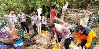 Polri, TNI, Basarnas, BPBD Rohul Satukan Kekuatan Untuk Temukan Korban Tanah Longsor