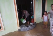 Personil Polri Polsek Kabun Membantu Warga Korban Banjir Akibat Luapan Air Sungai Cawan dan Sungai Bomban