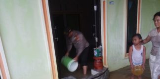 Personil Polri Polsek Kabun Membantu Warga Korban Banjir Akibat Luapan Air Sungai Cawan dan Sungai Bomban