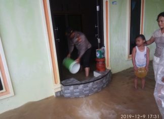 Personil Polri Polsek Kabun Membantu Warga Korban Banjir Akibat Luapan Air Sungai Cawan dan Sungai Bomban