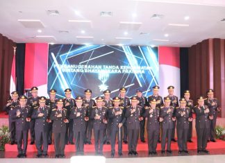 Membanggakan, Kapolda Riau Terima Penghargaan Bintang Bhayangkara Pratama Dari Presiden