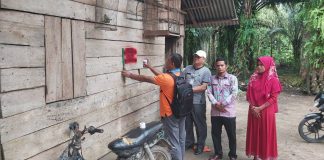 Rumah Penerima PKH di Kecamatan Kepenuhan Hulu Sudah Di Pasang Labeling,Suhatman “Kecamatan Lain Diharap Menyusul”