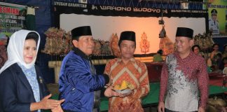 HUT Transmigrasi Ke 39 Desa Pasir Agung, Bupati Rohul Beri Ambulance dan Penampilan Wayang Kulit