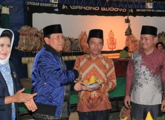 HUT Transmigrasi Ke 39 Desa Pasir Agung, Bupati Rohul Beri Ambulance dan Penampilan Wayang Kulit