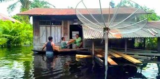 Babinsa Desa Bonai dan Desa Kasang Padang, Sisihkan Gajinya Bantu Warga Korban Banjir Babinsa Koramil 10 Kunto Darussalam Kodim 0313/KPR Peltu M Sitepu menyerahkan bantuan kepada warga korban banjir