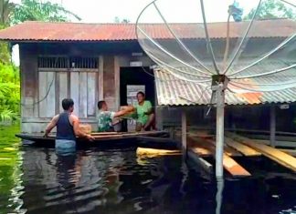 Babinsa Desa Bonai dan Desa Kasang Padang, Sisihkan Gajinya Bantu Warga Korban Banjir Babinsa Koramil 10 Kunto Darussalam Kodim 0313/KPR Peltu M Sitepu menyerahkan bantuan kepada warga korban banjir