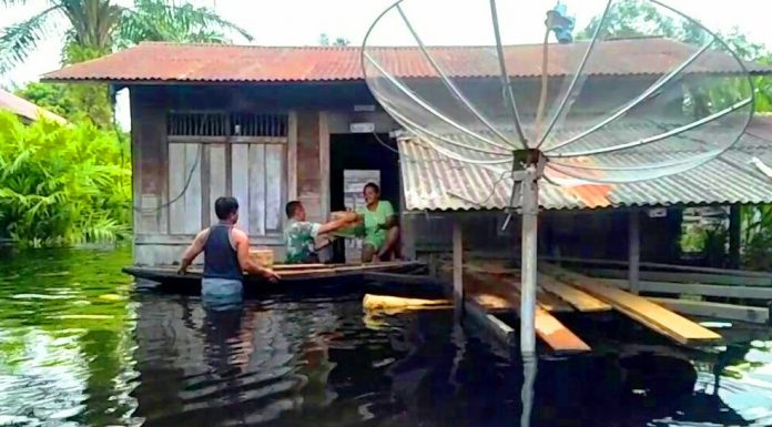 Babinsa Desa Bonai dan Desa Kasang Padang, Sisihkan Gajinya Bantu Warga Korban Banjir Babinsa Koramil 10 Kunto Darussalam Kodim 0313/KPR Peltu M Sitepu menyerahkan bantuan kepada warga korban banjir