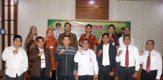 Dibuka Asisten II, Seleksi UKK Dirut dan DP PD BPR Rohul di Mulai Usai Buka Acara, Asisten II Setda Rohul, M Ruslan MSi foto bersama dengan Tim UKK dan seluruh peserta