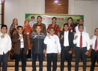 Dibuka Asisten II, Seleksi UKK Dirut dan DP PD BPR Rohul di Mulai Usai Buka Acara, Asisten II Setda Rohul, M Ruslan MSi foto bersama dengan Tim UKK dan seluruh peserta