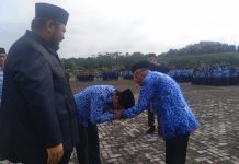 Peringati Hari Jadi KORPRI dan PGRI, Sekda Rohul Menangis Haru Saat Bersalaman Dengan Gurunya