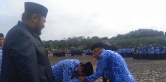 Peringati Hari Jadi KORPRI dan PGRI, Sekda Rohul Menangis Haru Saat Bersalaman Dengan Gurunya